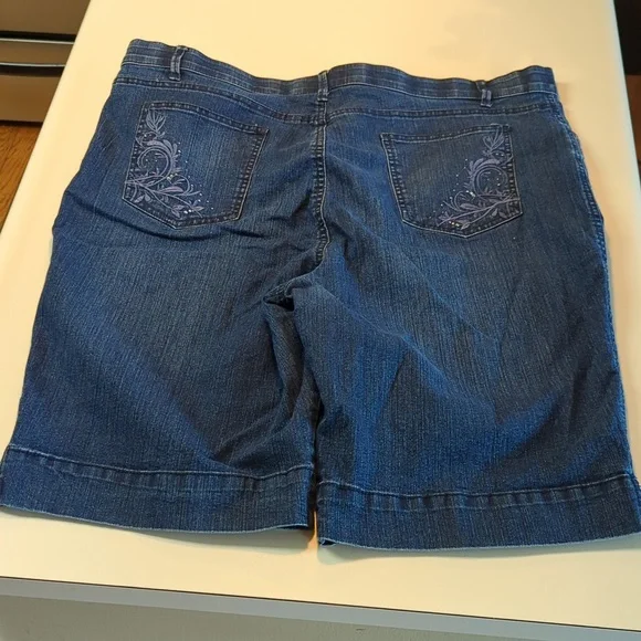 Gloria Vanderbilt women's jean shorts. Elastic waist. Rhinestones. Size 18. - Picture 5 of 7